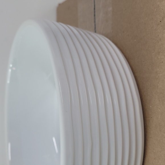 New! White 6 Cup Textured Stoneware Food or Water Bowl with Non-Skid Bottom Grip - Picture 7 of 12